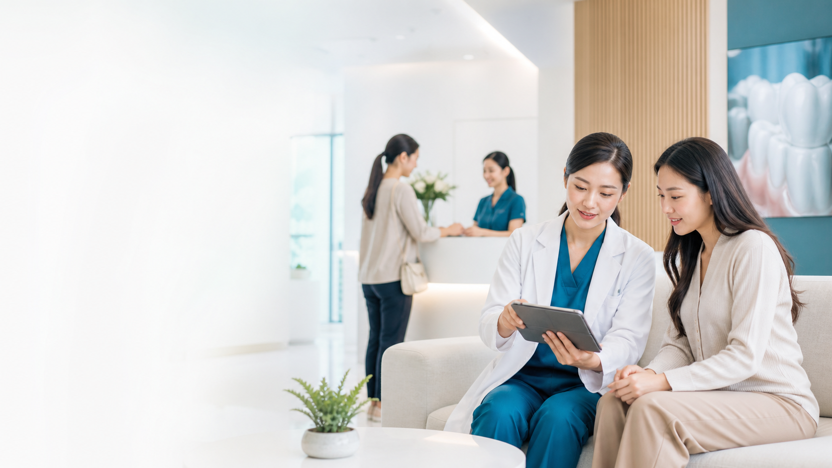 Bác sĩ nha khoa tư vấn minh bạch cho bệnh nhân trong phòng khám hiện đại